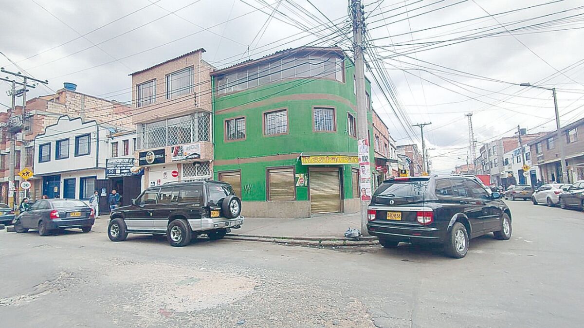 Ataque a bala en el 7 de Agosto Jackson recibió varios tiros, los cuales quedaron registrados también en las rejas verdes del establecimiento en el que estaba la víctima hablando con su conocido, quien de manera milagrosa se salvó del ataque sicarial.