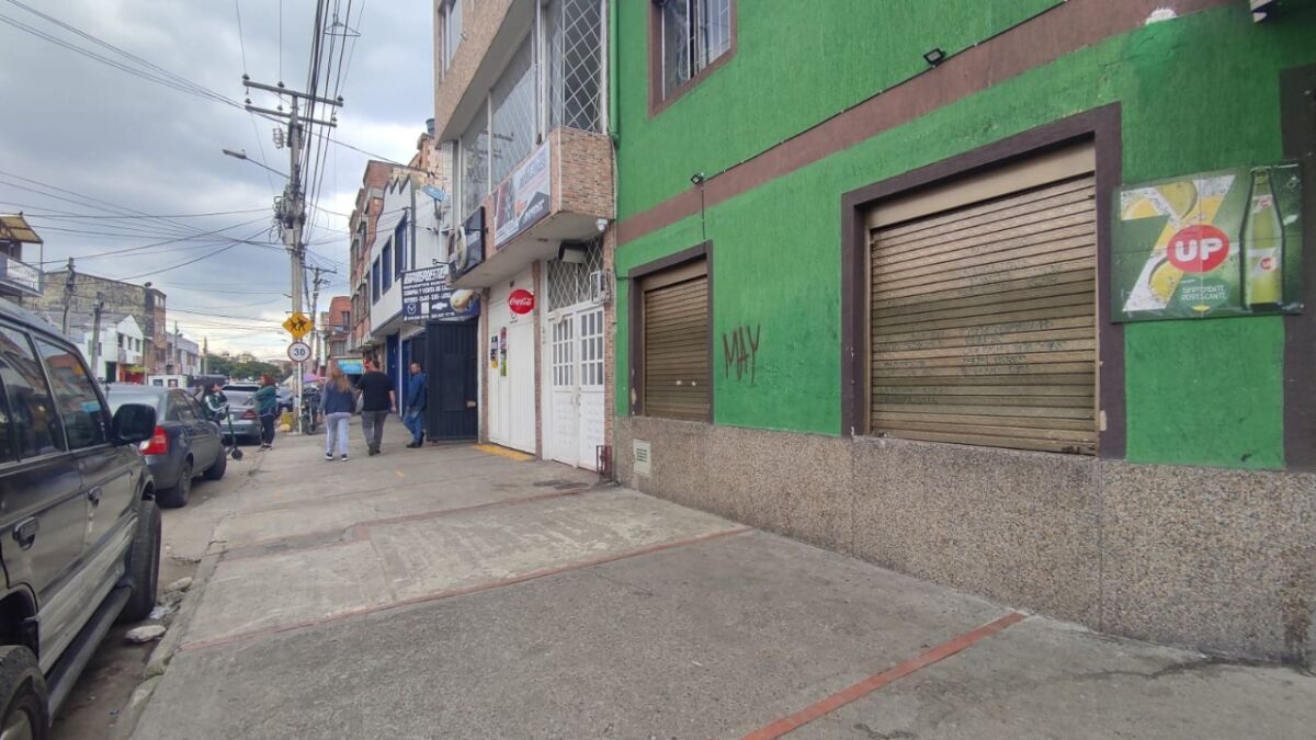 Ataque a bala en el 7 de Agosto Jackson recibió varios tiros, los cuales quedaron registrados también en las rejas verdes del establecimiento en el que estaba la víctima hablando con su conocido, quien de manera milagrosa se salvó del ataque sicarial.