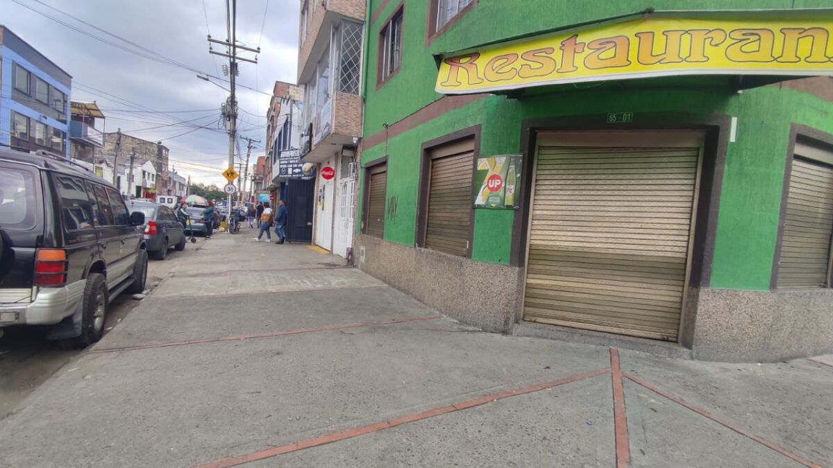 Ataque a bala en el 7 de Agosto Jackson recibió varios tiros, los cuales quedaron registrados también en las rejas verdes del establecimiento en el que estaba la víctima hablando con su conocido, quien de manera milagrosa se salvó del ataque sicarial.