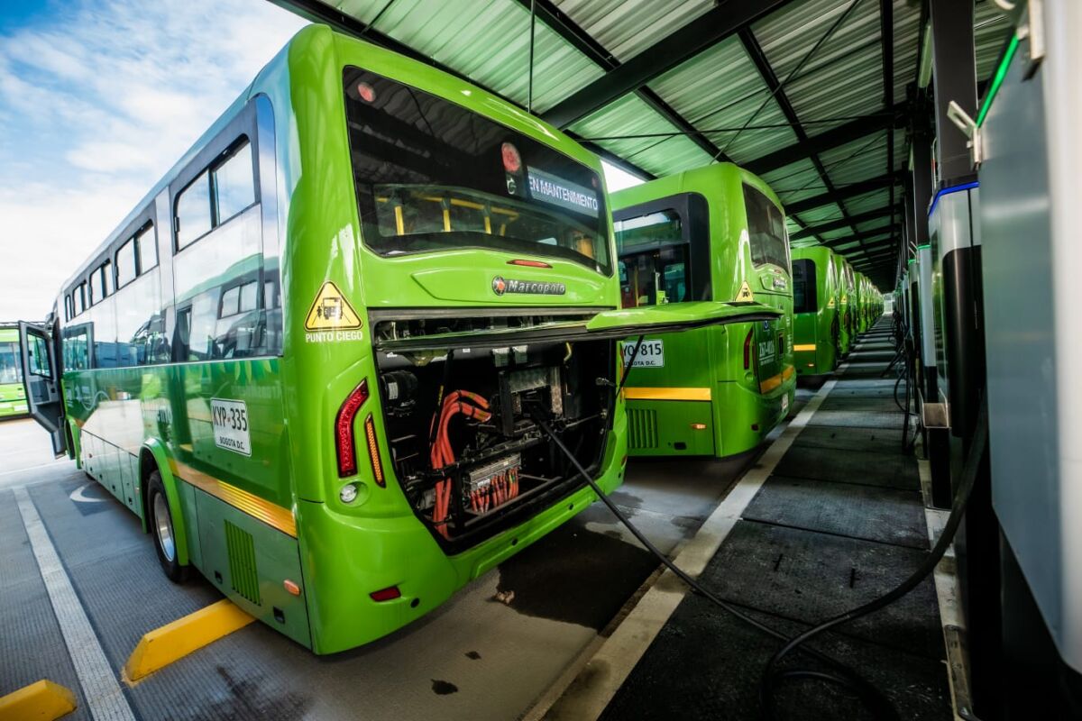 A partir de hoy 271 buses eléctricos comenzarán a circular en Bogotá A partir de hoy, sábado 02 abril, entraron en circulación 271 buses 100% eléctricos para la flota de transporte público en Bogotá, con el fin de evitar más partículas contaminantes por el CO2 y mejorar la movilidad en ocho localidades de la capital.