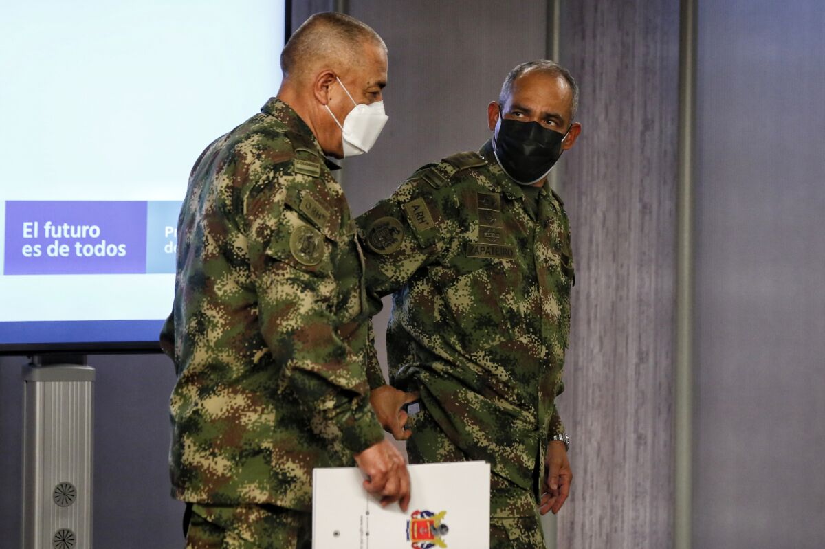Procuraduría abrió indagación contra general Zapateiro 1 Procuraduría abrió indagación contra general Zapateiro Para determinar si el general Eduardo Zapateiro, comandante del Ejército, participó en actividades políticas o partidistas, la Procuraduría General de la Nación anunció este martes la apertura de una indagación preliminar en su contra.