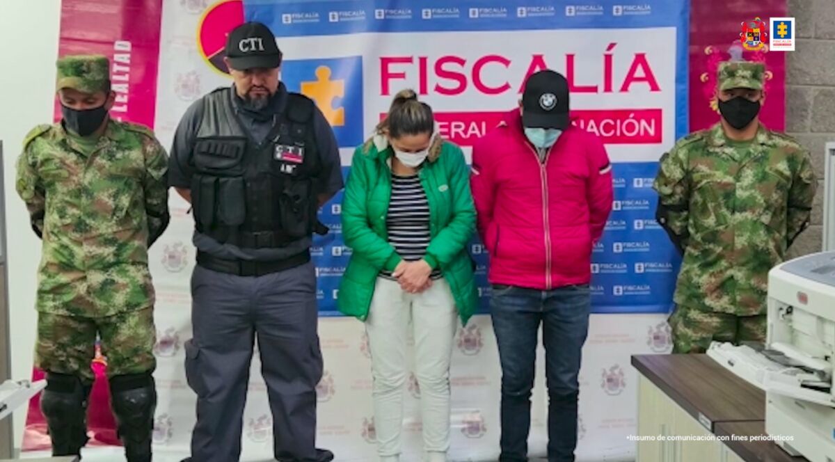 Cae uno de los mayores traficantes de armas en Bogotá 5 Cae uno de los mayores traficantes de armas en Bogotá En la ciudad de Bogotá fue capturado un sujeto señalado por la Fiscalía por ser uno de los mayores fabricantes y traficantes de armas de fuego para las organizaciones criminales.