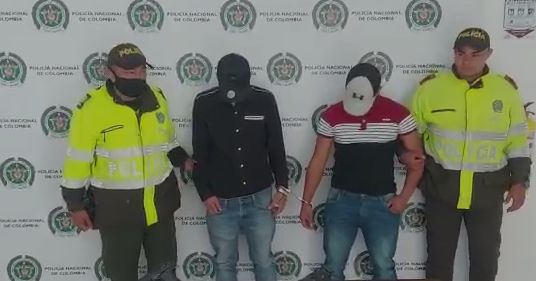Capturan a pillos que estaban robando en un local comercial de Usaquén 8 Capturan a pillos que estaban robando en un local comercial de Usaquén Dos pillos fueron sorprendidos robando un local comercial en el barrio Cedritos, en la localidad de Usaquén, donde con armas estaban intimidando a los empleados y clientes para despojarlos del dinero y sus pertenencias.