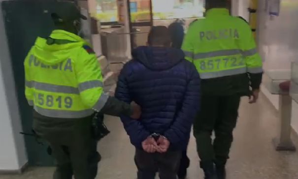Pillos se hicieron pasar por funcionarios de la Sijín para robar 1 Pillos se hicieron pasar por funcionarios de la Sijín para robar Gracias a que la ciudadanía dio aviso a las autoridades, se puedo dar inicio a la búsqueda de los pillos, que según las víctimas habían abordado un taxi para huir del lugar.