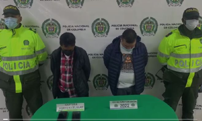 Pillos se hicieron pasar por funcionarios de la Sijín para robar 4 Pillos se hicieron pasar por funcionarios de la Sijín para robar Gracias a que la ciudadanía dio aviso a las autoridades, se puedo dar inicio a la búsqueda de los pillos, que según las víctimas habían abordado un taxi para huir del lugar.
