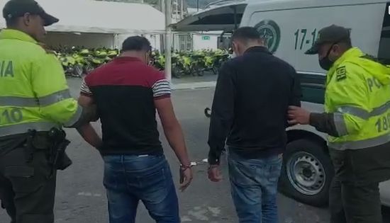 Capturan a pillos que estaban robando en un local comercial de Usaquén 1 Capturan a pillos que estaban robando en un local comercial de Usaquén Dos pillos fueron sorprendidos robando un local comercial en el barrio Cedritos, en la localidad de Usaquén, donde con armas estaban intimidando a los empleados y clientes para despojarlos del dinero y sus pertenencias.