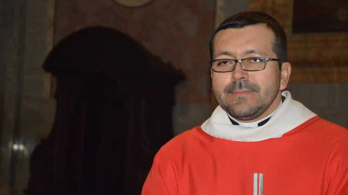 El sacerdote colombiano que es acusado de pedofilia en Italia Luego de que se conociera la captura del sacerdote colombiano Carlos Alberto Pérez Arco el Viernes Santo en Italia por el delito de pedofilia, se han venido revelando una serie de eventos que acusan al religioso desde hace varios años.