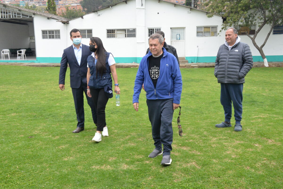 Mattos: condenado a 9 años y 5 meses por soborno Con la cabeza agachada en señal de incredulidad, el empresario Carlos Mattos fue condenado ante el Juzgado 30 de Conocimiento de Bogotá a nueve años y cinco meses de prisión (113 meses), por haber sobornado al exjuez Reinaldo Huertas.