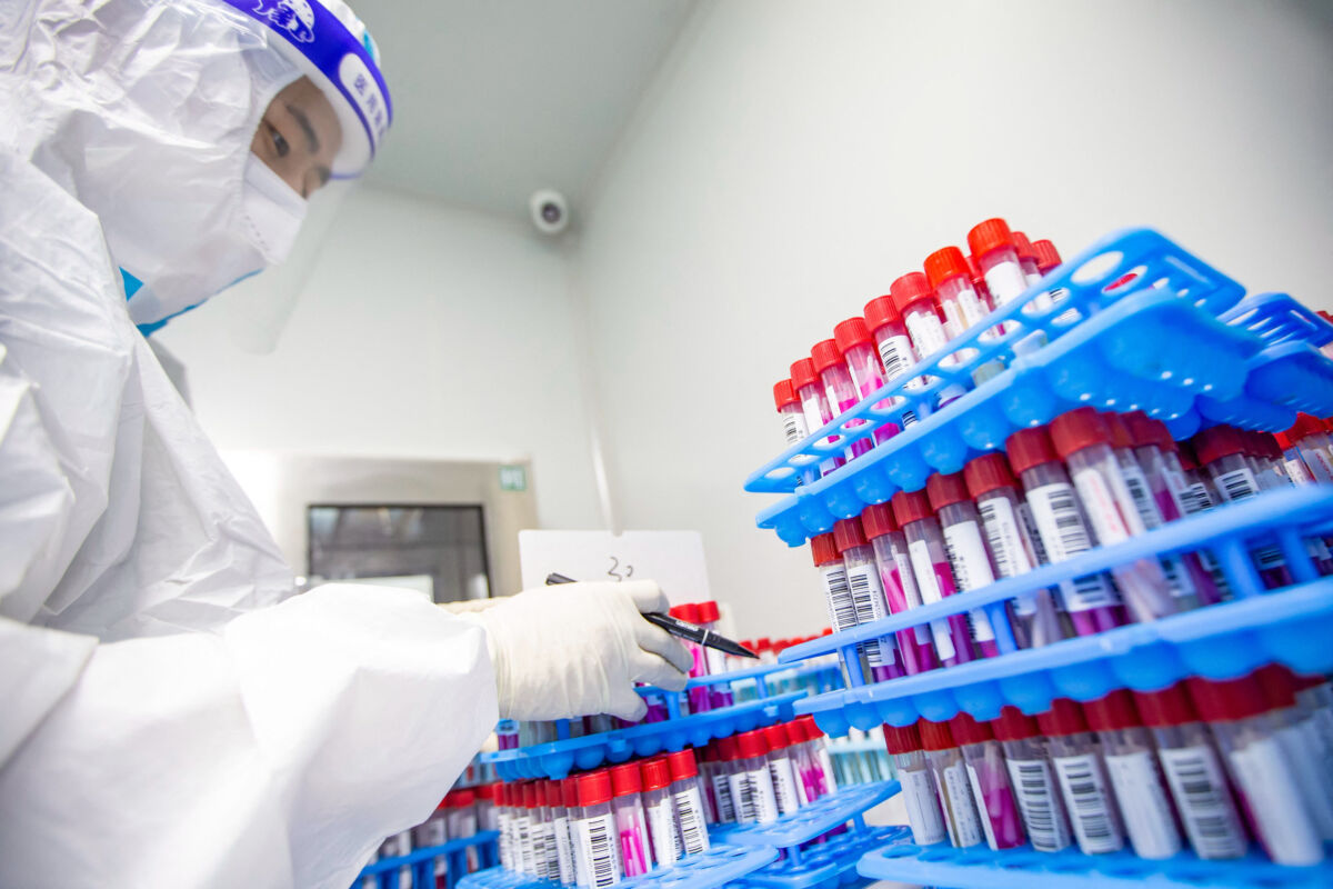 Pilas con 'Perro del Infierno', la variante de covid-19 que circula en Colombia Tras validar su seguimiento epidemiológico, el Instituto Nacional de Salud, INS, reveló que hay nuevos linajes de la variante ómicron que empezaron a circular en el país. Entre ellos, el que más ha llamado la atención es el genoma BQ.1.x, conocido internacionalmente como “perro del infierno”.