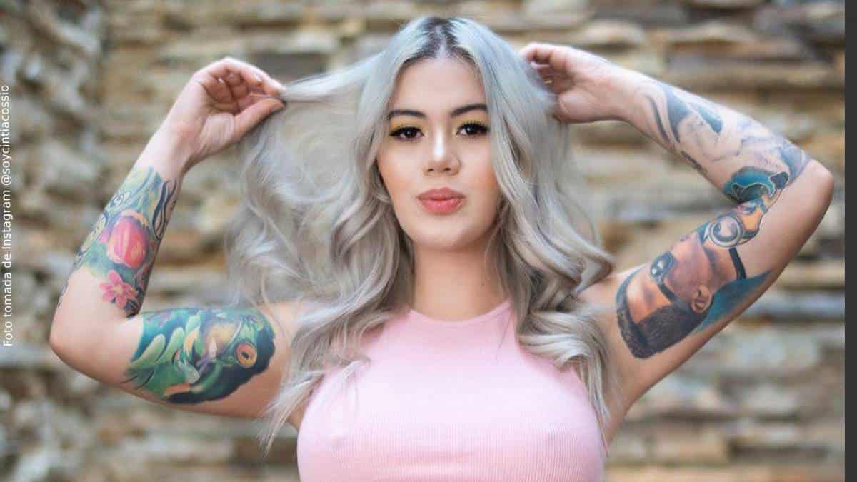 EN VIDEO: Cintia Cossio mostró sus dientes naturales y causó impresión 7 EN VIDEO: Cintia Cossio mostró sus dientes naturales y causó impresión La 'influenciadora' Cintia Cossio grabó su dentadura sin el diseño de sonrisa que tiene, lo subió al Instagram y sus seguidores quedaron asombrados.