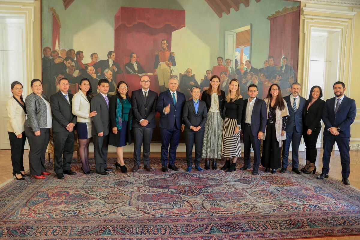 ¡Aprobado! Iniciarán obras de la ALO Sur y ampliación de la Autopista Norte 1 ¡Aprobado! Iniciarán obras de la ALO Sur y ampliación de la Autopista Norte El Gobierno Nacional y el Distrito firmaron los contratos y las actas que permitirán darle inicio a las obras Accesos Norte dos y ALO Sur, construcciones en la infraestructura que tienen el propósito de descongestionar el tránsito de vehículos y mejorar la movilidad entre Bogotá y municipios de Cundinamarca como Chía, Sopó, Tocancipá, Zipaquirá y Cajicá.