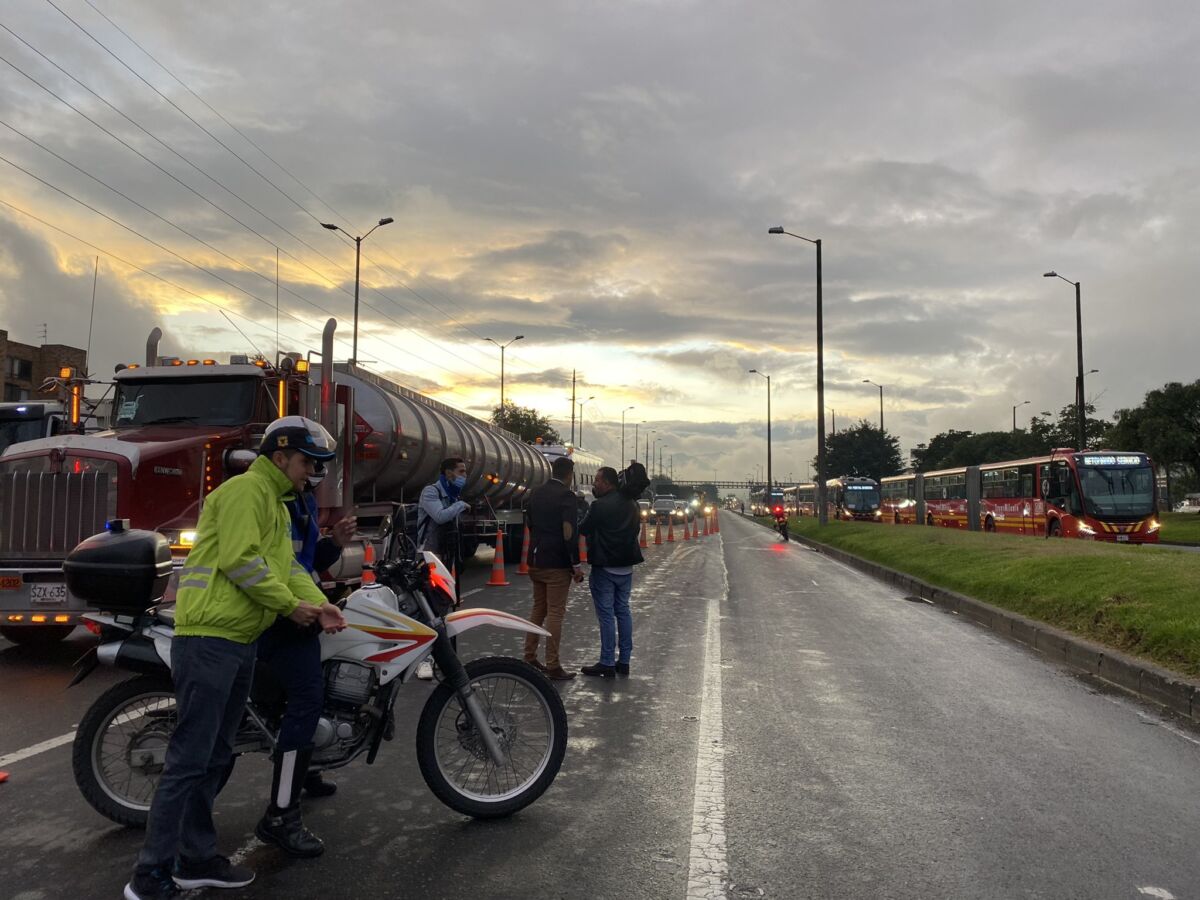 ¡Ojo! Hoy empieza el contraflujo en la Av. de Las Américas para ayudar a descongestionar Para las personas que viven en la localidad de Kennedy y tienen que a diario movilizarse de occidente a oriente por la Avenida de Las Américas, saben que los trancones en las mañanas son inevitables. Es por esta razón que la Secretaría de Movilidad diseñó un plan para descongestionar esta importante vía.