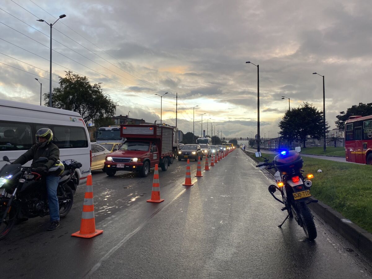 ¡Ojo! Hoy empieza el contraflujo en la Av. de Las Américas para ayudar a descongestionar 1 ¡Ojo! Hoy empieza el contraflujo en la Av. de Las Américas para ayudar a descongestionar Para las personas que viven en la localidad de Kennedy y tienen que a diario movilizarse de occidente a oriente por la Avenida de Las Américas, saben que los trancones en las mañanas son inevitables. Es por esta razón que la Secretaría de Movilidad diseñó un plan para descongestionar esta importante vía.