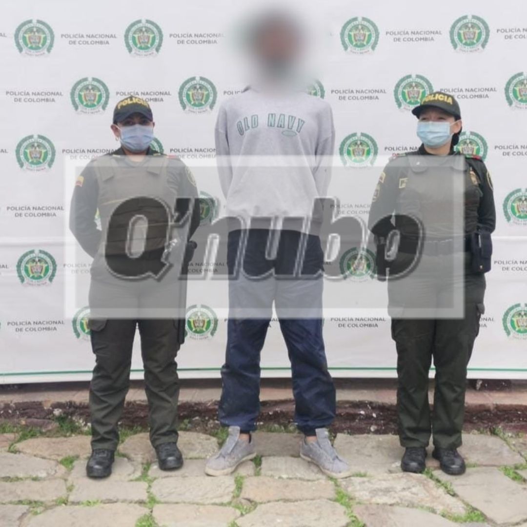 ¡EXCLUSIVO! En ritual satánico asesinó a su jornalero 4 ¡EXCLUSIVO! En ritual satánico asesinó a su jornalero Una mesa cuadrada de madera desgastada sirvió como altar para un oscuro ritual satánico que un joven de tan solo 21 años organizó con el fin de despedir del plano terrenal a su propio jornalero, un hombre de 55 años identificado como Alejandro Morales Sánchez, a quien minutos antes le quitó la vida de manera salvaje y despiadada.