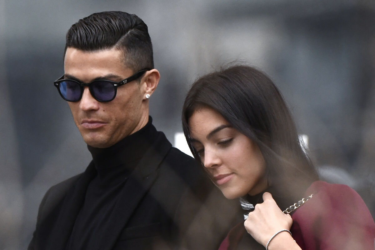 Emotivo homenaje del Liverpool a hijo de Cristiano Ronaldo Después que Cristiano Ronaldo hiciera pública la perdida de uno de sus dos gemelos el pasado lunes, durante el partido que se llevó a cabo hoy entre el Manchester United contra Liverpool, aficionados de ambos clubes aprovecharon el momento para rendir un sentido homenaje al 7 de Portugal.