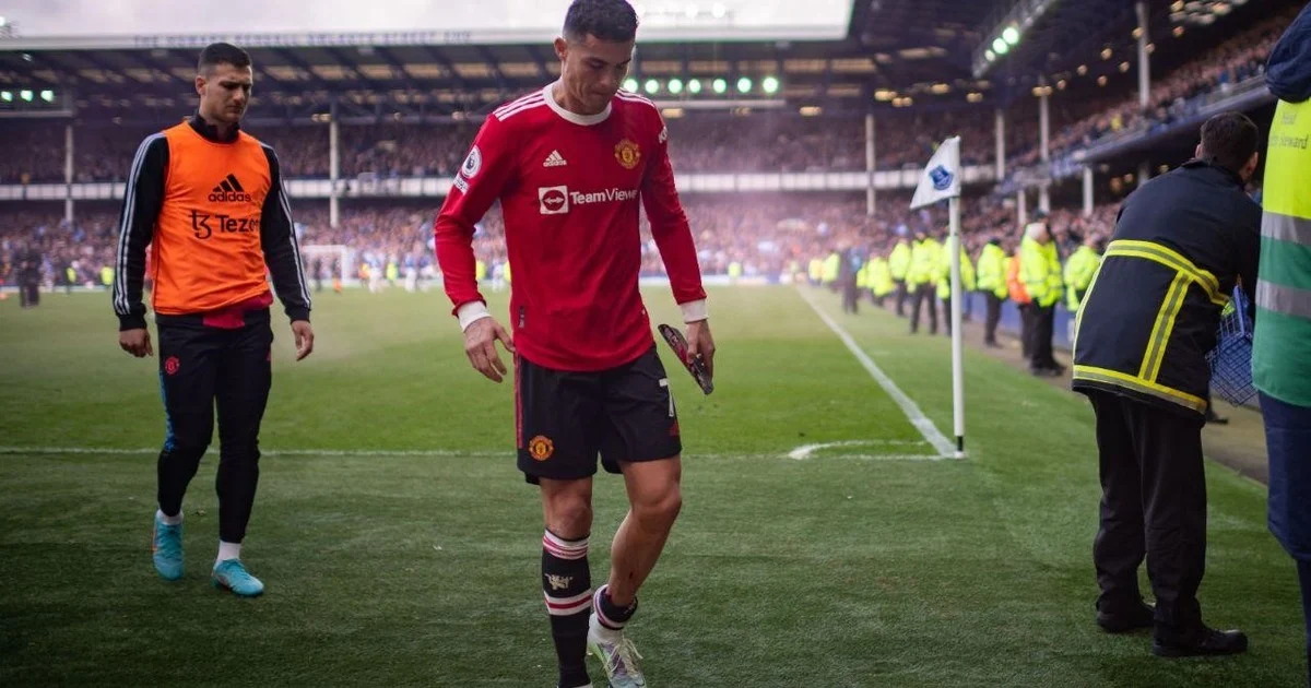 EN VIDEO: Cristiano Ronaldo 'agredió' a niño autista 1 EN VIDEO: Cristiano Ronaldo 'agredió' a niño autista El futbolista Cristiano Ronaldo está en boca de toda la prensa inglesa luego de que se hiciera viral un video en el que se ve cuando agrede en medio de su enojo a un niño que lo grababa mientras salía de la cancha tras la derrota del Manchester United ante el Everton.