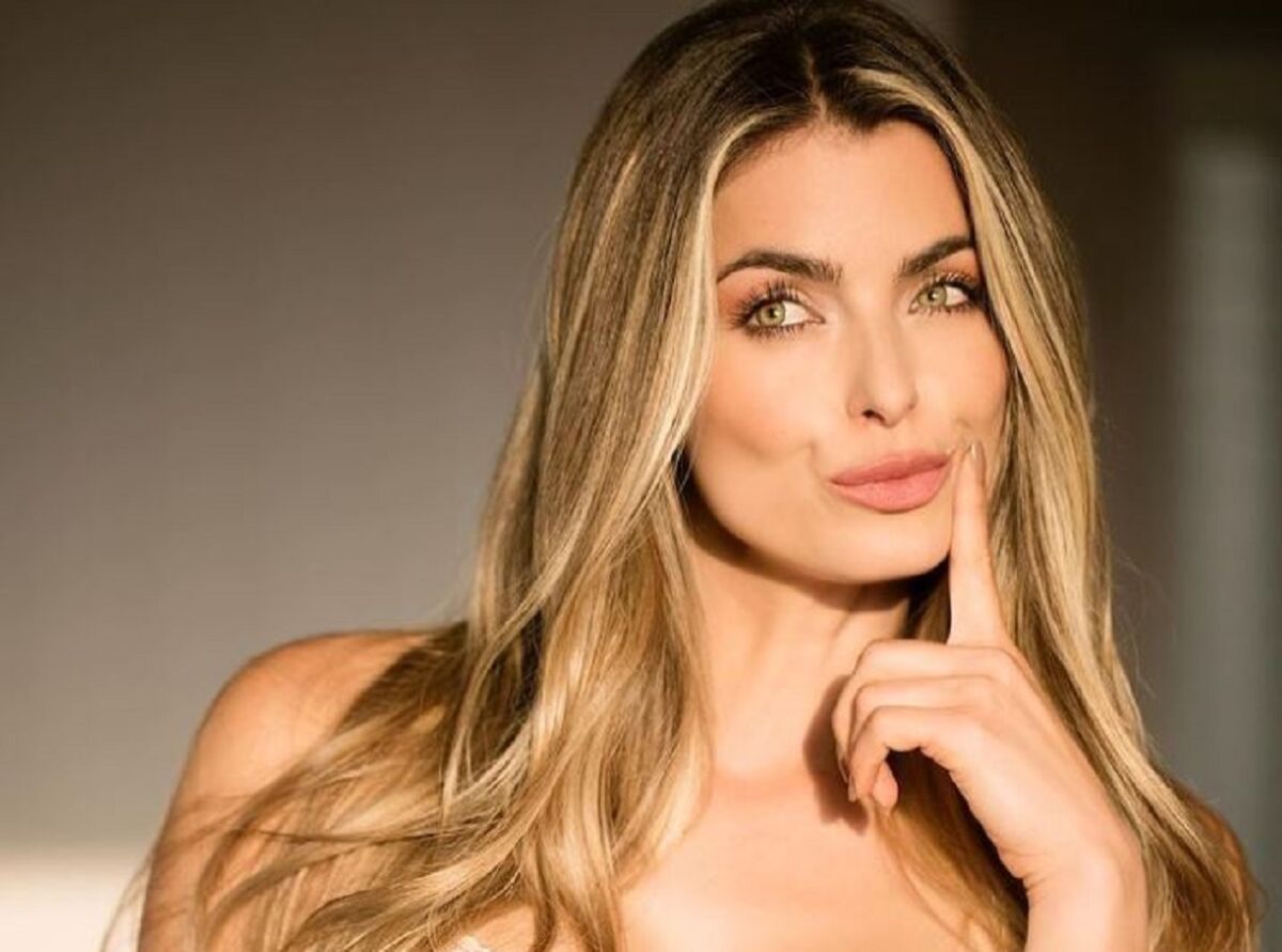 Cristina Hurtado bailó al ritmo de 'La Rosalía' y emocionó a más de uno 5 Cristina Hurtado bailó al ritmo de 'La Rosalía' y emocionó a más de uno La ex presentadora Cristina Hurtado en su cuenta de TikTok sorprendió a sus seguidores mostrando sus dotes de bailarina, pues subió un video haciendo el challenge de la canción 'Despechá' de 'La Rosalía' y sus movimientos y figura dejaron emocionado a más de uno.