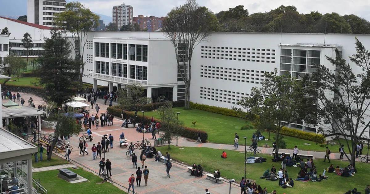 Cuatro heridos tras la toma del edificio de la U. Nacional En la tarde de este miércoles 27 de abril, la&nbsp;Universidad Nacional confirmó, a través de un comunicado, que cerca de&nbsp;30 personas pertenecientes a un grupo armado&nbsp;ingresaron a la Universidad Nacional y se tomaron por la fuerza el edificio. Según indicaron allí, estas personas manipulan&nbsp;material explosivo.