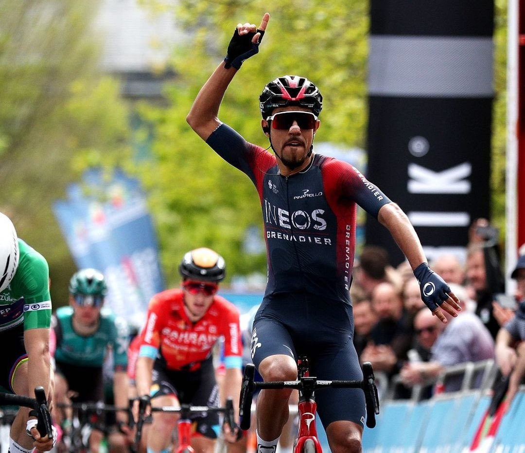 ¡De Soacha para el mundo! Daniel Felipe Martínez gana la Vuelta al País Vasco El ciclista del Ineos Daniel Felipe Martínez logró coronarse campeón de la la Vuelta al País Vasco, luego de sacarle 14 segundos al belga Remco Evenepoel. El corredor de Soacha es el segundo colombiano en conseguir el triunfo en esta carrera, pues antes Nairo Quintana ya había levantado la copa. 