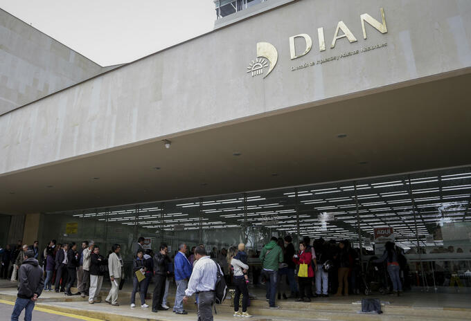 Así puede postularse para laborar en la Dian La Comisión Nacional del Servicio Civil (CNSC)  puso en oferta 622 vacantes para personas que especializados en carrera administrativa. La Dian busca que sus colaboradores crezcan profesionalmente dentro de la entidad.