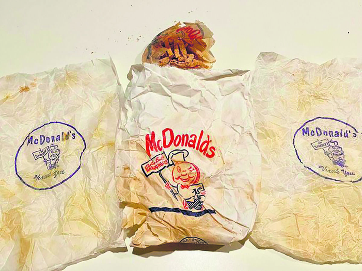 Encontró unas papas fritas de hace 63 años en su baño Rob, un habitante de Illinois (Estados Unidos) quedó sorprendido cuando hacía remodelaciones en su casa, pues en la pared de su baño encontró escondidas varias bolsas de una reconocida cadena de comidas rápidas y en una de estas había unas papas fritas que no se terminaron.