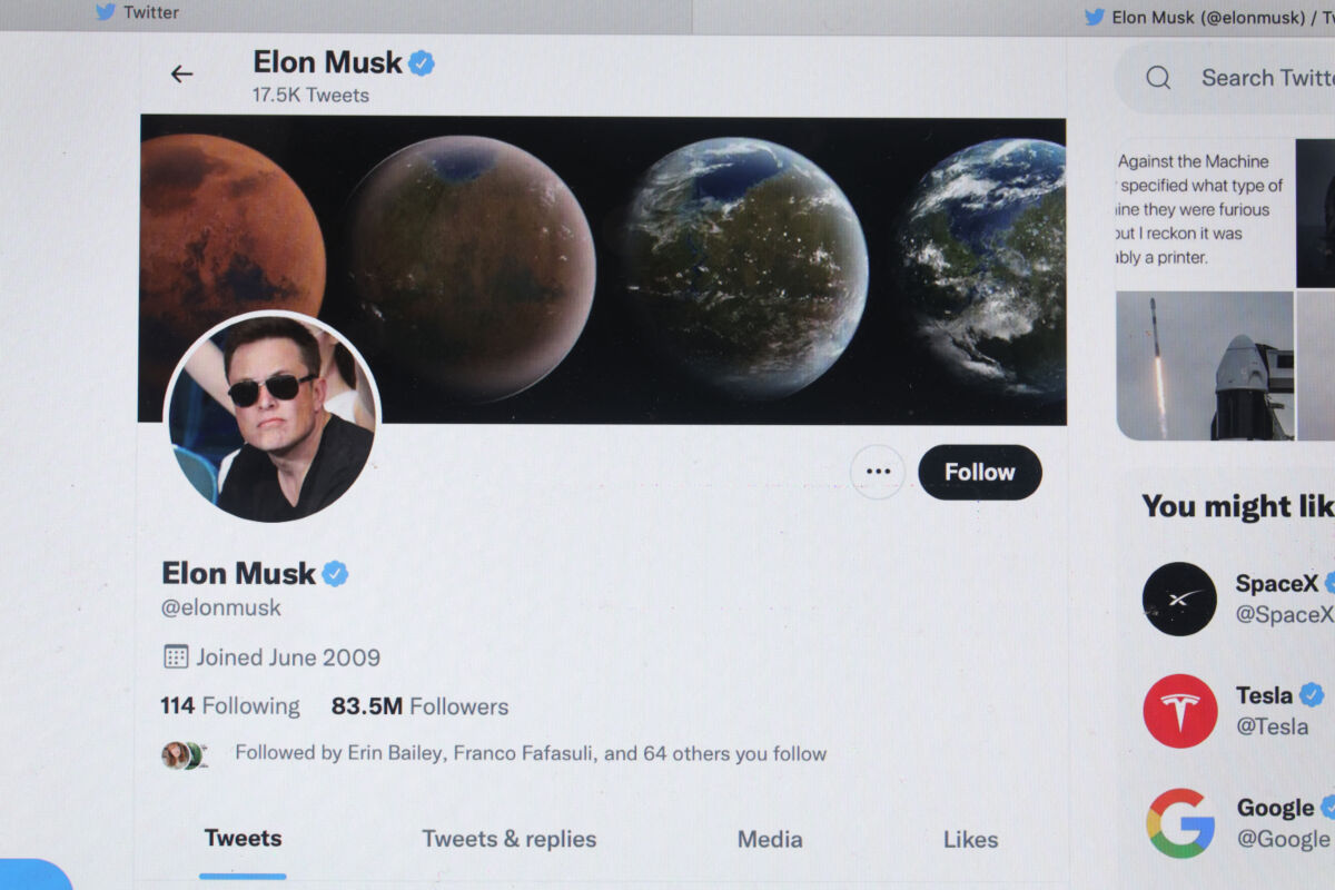 Elon Musk ahora es el dueño de Twitter 1 Elon Musk ahora es el dueño de Twitter El consejo de administración de Twitter ha decidido finalmente aceptar la oferta inicial de compra de la compañía presentada por Elon Musk por un total de 43.394 millones de dólares (40.495 millones de euros), según ha informado este lunes en un comunicado.