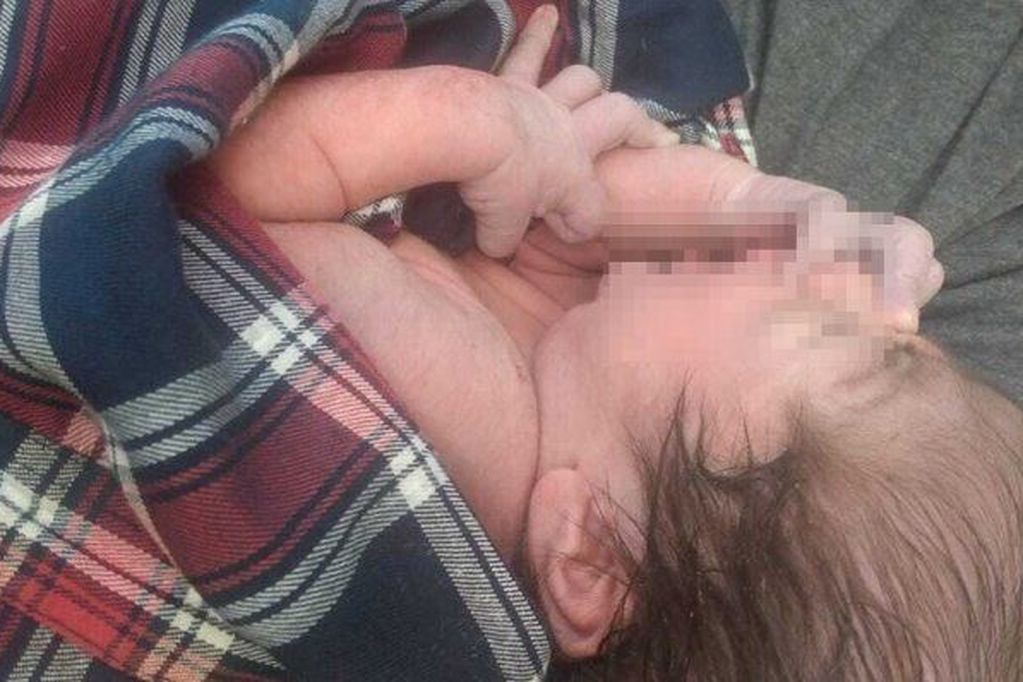 Encuentran a bebé recién nacida entre bolsas de basura Una bebé recién nacida fue encontrada por un ciclista que transitaba por la zona en, en medio de unas bolsas de basura, por fortuna el camión que recolector aún no había pasado. El hecho ocurrió en zona Morón Sur, de Buenos Aires, Argentina.