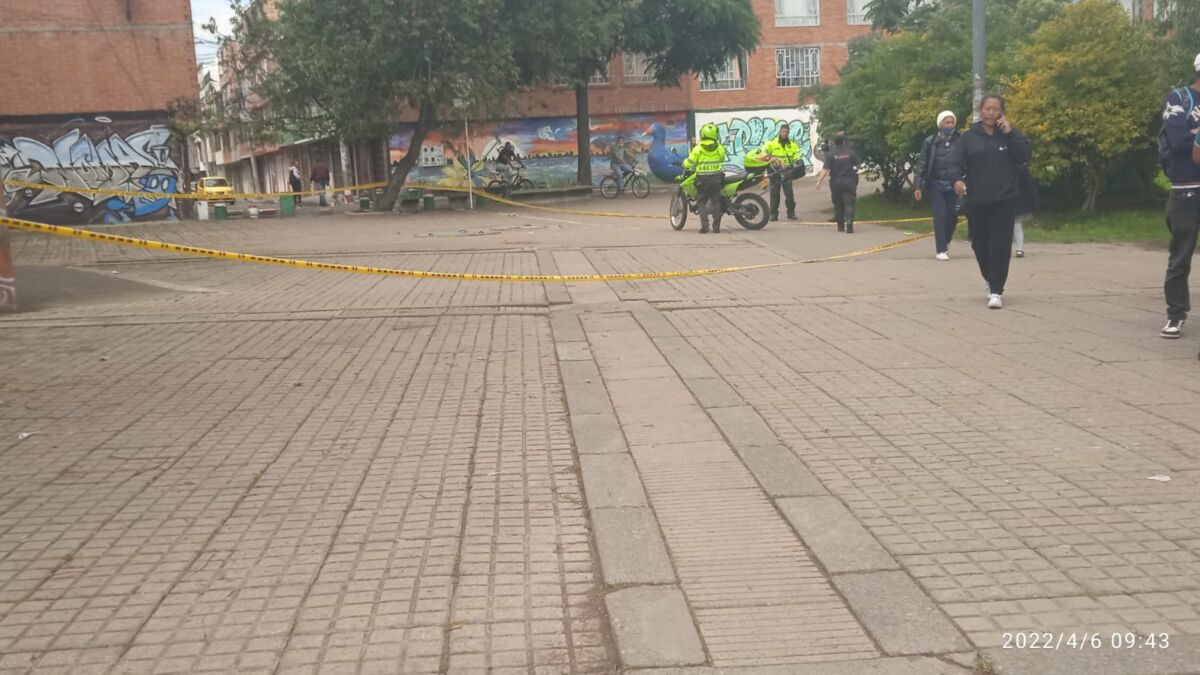 Ladrón, abatido por un sargento en Engativá 2 Ladrón, abatido por un sargento en Engativá En horas de la madrugada de ayer, el silencio de una de las calles del barrio La Riviera (Engativá) fue interrumpido con el sonar de un arma de fuego. Luego del tremendo susto, que dejó paralizados a los vecinos, salieron a mirar lo ocurrido y se dieron cuenta que un militar había terminado con la vida de un ladrón en un intento de hurto.