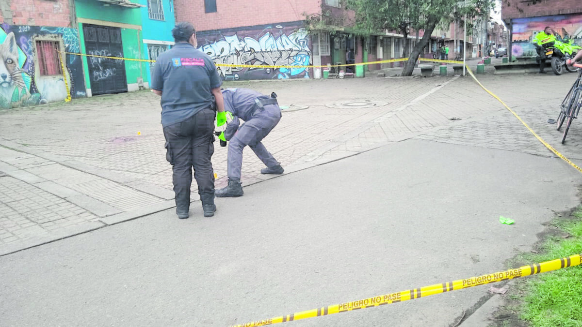 Ladrón, abatido por un sargento en Engativá 1 Ladrón, abatido por un sargento en Engativá En horas de la madrugada de ayer, el silencio de una de las calles del barrio La Riviera (Engativá) fue interrumpido con el sonar de un arma de fuego. Luego del tremendo susto, que dejó paralizados a los vecinos, salieron a mirar lo ocurrido y se dieron cuenta que un militar había terminado con la vida de un ladrón en un intento de hurto.
