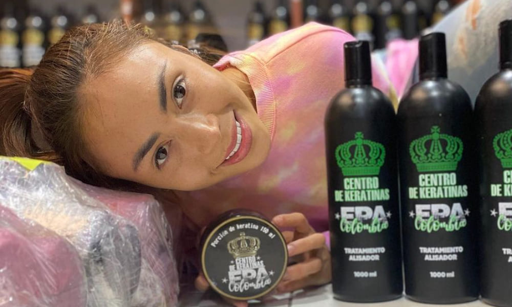 A 'Epa Colombia' le llegan quejas de sus productos 9 A 'Epa Colombia' le llegan quejas de sus productos A la influjencer y empresaria conocida como la 'Epa Colombia' no le paran de llover problemas, además de los chismes y dramas tras la boda de La Valdiri, ahora una modelo criticó sus productos y, al parecer, quiere acabar con la "farsa" de compañía que tiene la Epa.