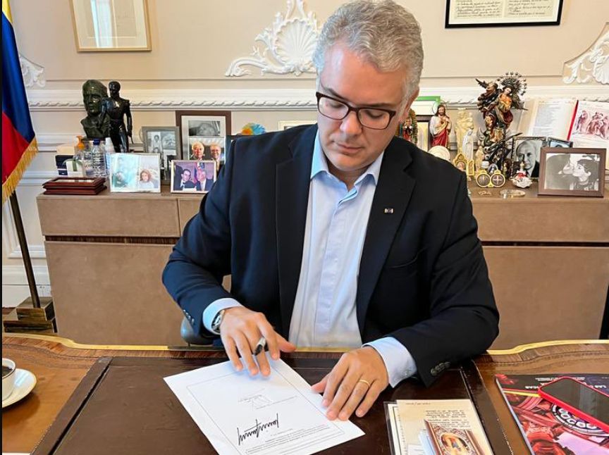 Presidente Iván Duque firmó la extradición alias 'Otoniel' a Estados Unidos 1 Presidente Iván Duque firmó la extradición alias 'Otoniel' a Estados Unidos El viernes 8 abril en horas de la mañana, el presidente Iván Duque firmó la extradición de Dairo Antonio Úsuga, alias ‘Otoniel’ a Estados Unidos, la cual había sido avalada el pasado 6 de abril por la Corte Suprema de Justicia.