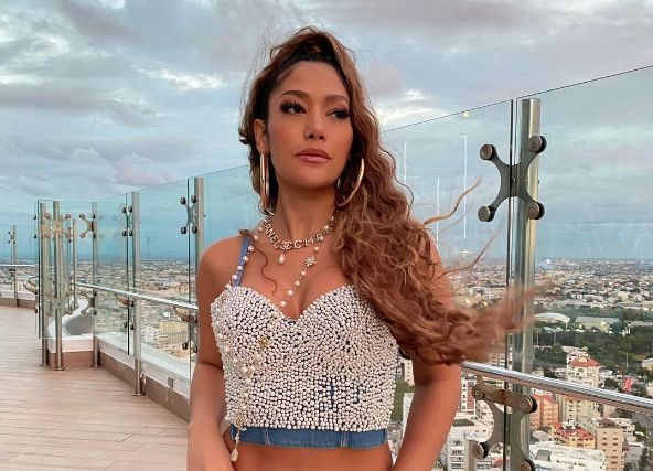 Farina calienta las redes con sexy foto 8 Farina calienta las redes con sexy foto La cantante Farina dejo a sus seguidores con la boca abierta y chorreando la baba con la sexy foto que publicó en su cuenta de Instagram, en donde aparece desnuda mostrando sus más grandes atributos.