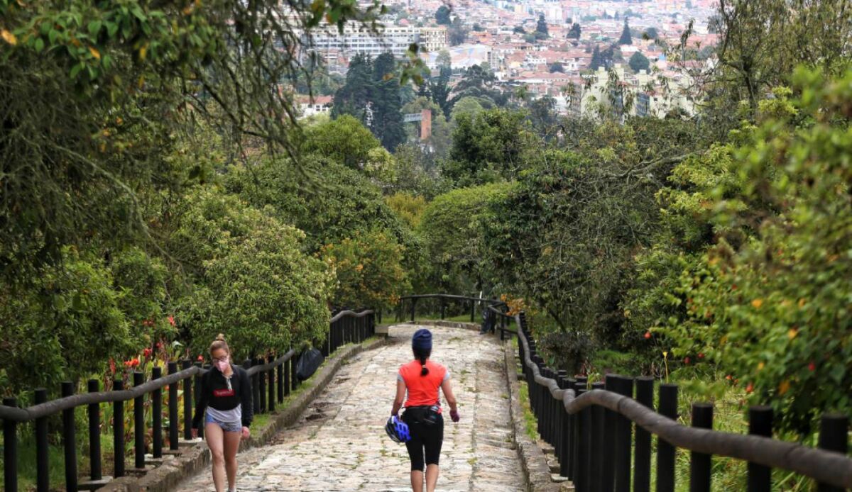 Caminos de los cerros fueron habilitados en esta Semana Santa Para que las personas puedan disfrutar más de los escenarios naturales, la ciudad de Bogotá habilitó los cuatro Caminos de los Cerros, en horarios especiales, para la Semana Santa.