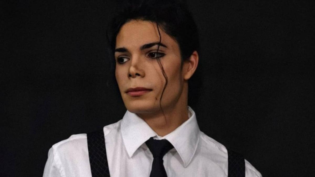 Se hizo famoso por parecerse a Michael Jackson 1 Se hizo famoso por parecerse a Michael Jackson La ventaja de parecerse a un famoso es que gracias a eso es fácil volverse popular. Fabio Jadeson puede dar muestra de ello. Este británico de 28 años es una sensación en TikTok, pues tiene facciones muy parecidas a las del ‘Rey del pop’, Michael Jackson.