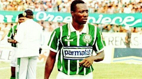 Las fotos que inmortalizarán a Freddy Rincón 8 Las fotos que inmortalizarán a Freddy Rincón Freddy Rincón hizo parte de los planteles de Independiente Santa Fe, América de Cali, Palmeiras de Brasil, Napoli de Italia y fue el primer colombiano en jugar en el Real Madrid.