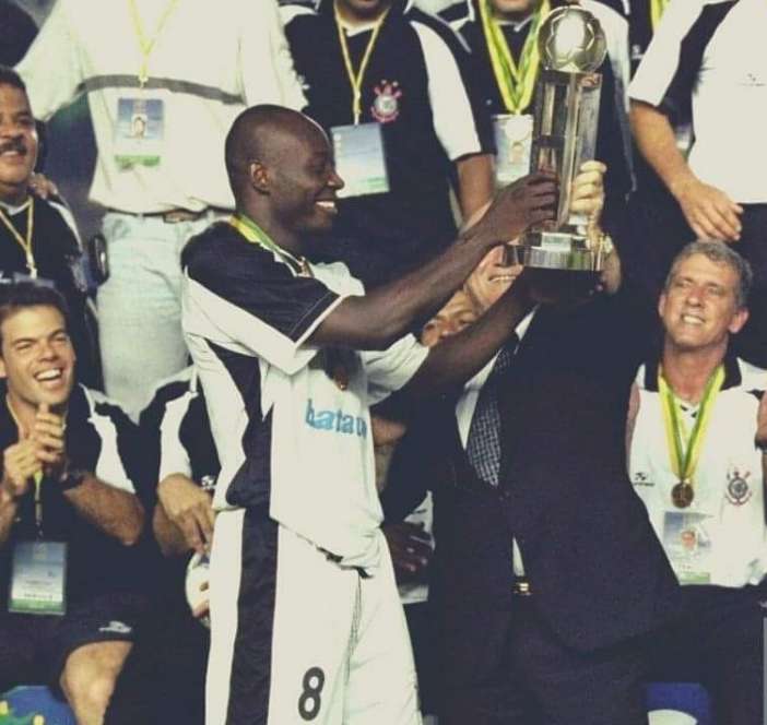 Las fotos que inmortalizarán a Freddy Rincón 2 Las fotos que inmortalizarán a Freddy Rincón Freddy Rincón hizo parte de los planteles de Independiente Santa Fe, América de Cali, Palmeiras de Brasil, Napoli de Italia y fue el primer colombiano en jugar en el Real Madrid.