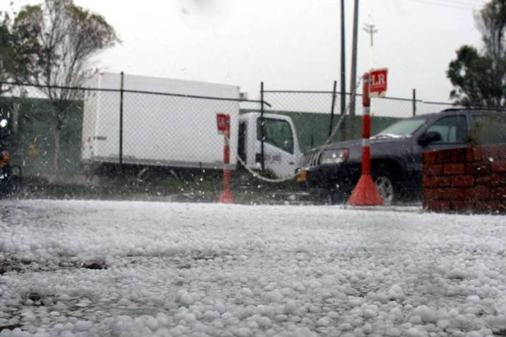 Fuerte granizada dejó varias localidades afectadas 2 Fuerte granizada dejó varias localidades afectadas La ciudad de Bogotá ya lleva varios días con fuertes lluvias, y este sábado 23 de abril no fue la excepción, pues cayó una fuerte granizada que dejó las calles blancas y varias localidades afectadas.