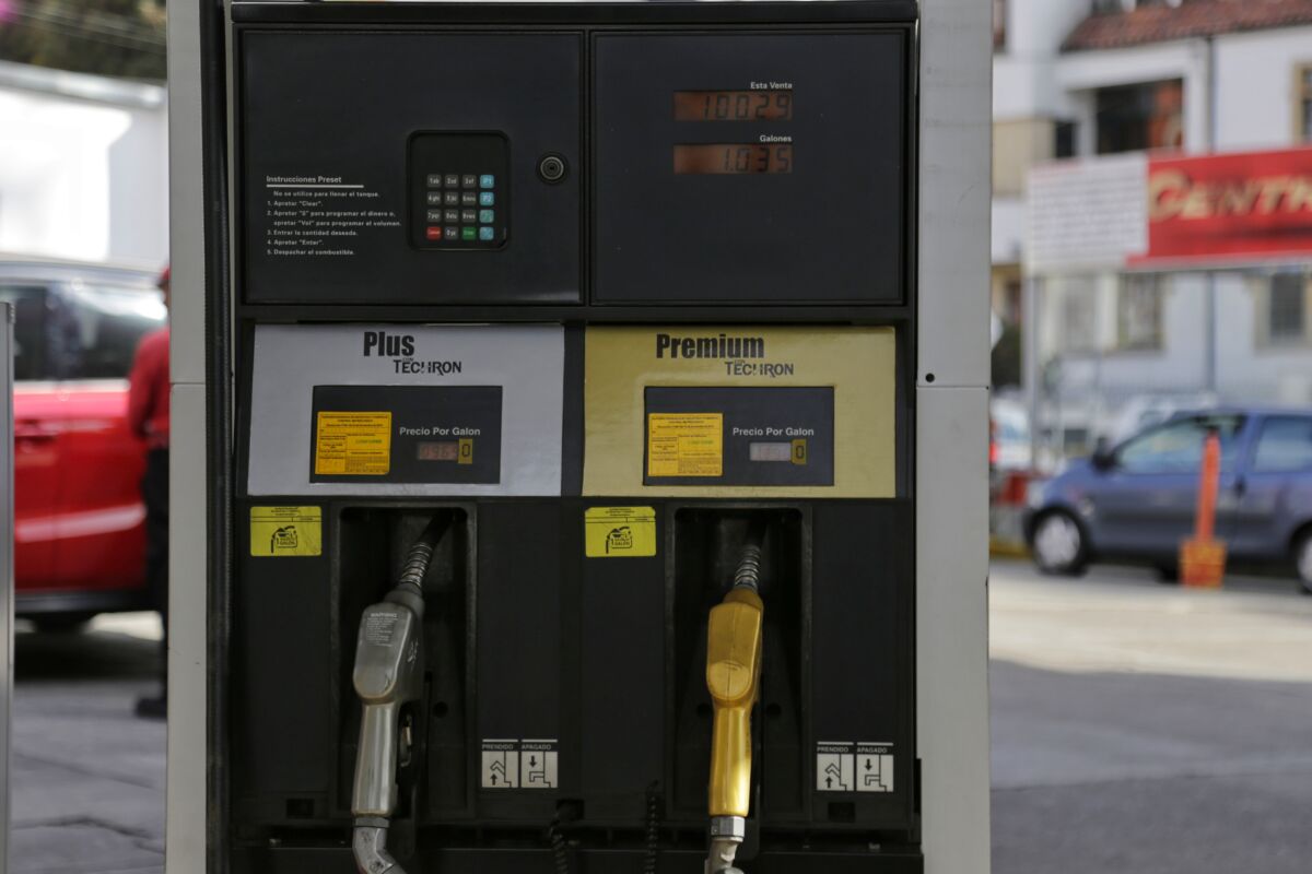 ¡Pilas! La gasolina podría costar el triple 1 ¡Pilas! La gasolina podría costar el triple La existencia del petróleo en la vida diaria es de suma importancia. Derivado de este recurso natural, por ejemplo, se producen combustibles como la gasolina, el Diesel y el gas licuado, que son usados en la producción de bienes y servicios. Pero ¿sabía que el costo del suministro de algunos combustibles podría aumentar hasta el triple en unos años? En Q’HUBO le vamos a contar cómo va la producción de estos hidrocarburos y por qué una posible escasez de petróleo podría afectar nuestro bolsillo.