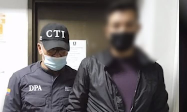 Capturado empleado de banco que habría robado 1.000 millones de pesos 1 Capturado empleado de banco que habría robado 1.000 millones de pesos Fue arrestado Héctor Fabio Parra Vanegas, un empleado de banco en Bogotá, presuntamente responsable de haber accedido a las cuentas de varios clientes y robar los ahorros.