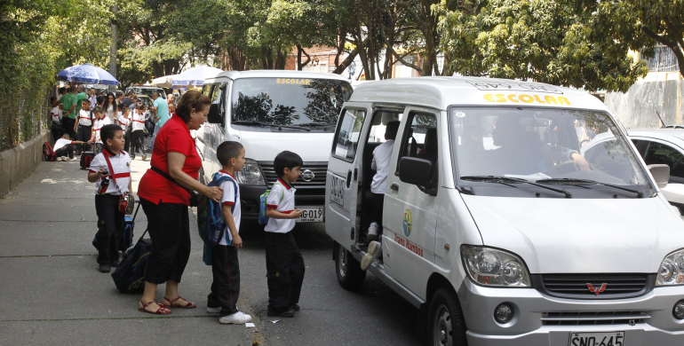 Investigan a 8 empresas de transporte escolar por presuntas irregularidades 2 Investigan a 8 empresas de transporte escolar por presuntas irregularidades La Dirección Nacional de Tránsito y la Superintendencia de Transporte ha llevado a cabo 125 operativos en el territorio nacional en los que han verificado la documentación y las condiciones de 1.704 vehículos de transporte terrestre especial escolar.