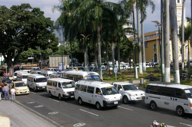 Investigan a 8 empresas de transporte escolar por presuntas irregularidades 4 Investigan a 8 empresas de transporte escolar por presuntas irregularidades La Dirección Nacional de Tránsito y la Superintendencia de Transporte ha llevado a cabo 125 operativos en el territorio nacional en los que han verificado la documentación y las condiciones de 1.704 vehículos de transporte terrestre especial escolar.