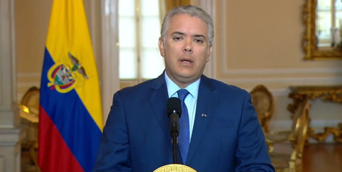 Tapabocas ya no será obligatorio a partir del 1 de mayo en espacios cerrados Gracias a los buenos resultados que ha tenido Colombia en los últimos meses en la lucha contra el COVID, el presidente de la República, Iván Duque Márquez, informó que a partir del primero de mayo no se exigirá el uso del tapabocas en recintos cerrados, pese a que desde esa fecha y hasta el próximo 30 de junio se extenderá la emergencia sanitaria.