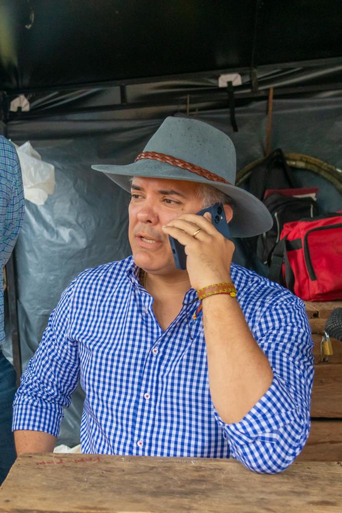 Iván Duque ratificó su respaldo a Ucrania tras llamada telefónica con Volodímir Zelenski 1 Iván Duque ratificó su respaldo a Ucrania tras llamada telefónica con Volodímir Zelenski El presidente de la República, Iván Duque, confirmó este sábado que, en horas de la mañana, dialogó con su homólogo de Ucrania, Volodímir Zelenski, a través de una llamada telefónica que se extendió por cerca de 20 minutos.