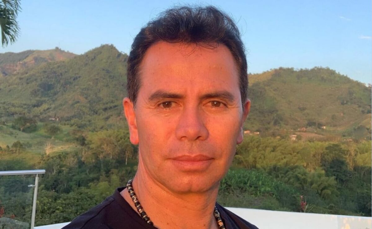 "Esto es injusto": Jhonny Rivera tras defender a una empleada en aeropuerto Jhonny Rivera compartió un video en sus redes sociales en donde explicó un episodio ocurrido durante su estadía en una Sala VIP de la aerolínea Avianca.