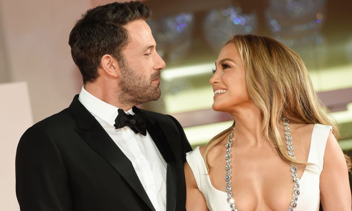 Jennifer López y Ben Affleck se vuelven a comprometer Tras meses de rumores de que Jennifer López y Ben Affleck estaban nuevamente saliendo, se confirmó que se han comprometido por segunda vez después de cancelar su anterior compromiso en 2004.