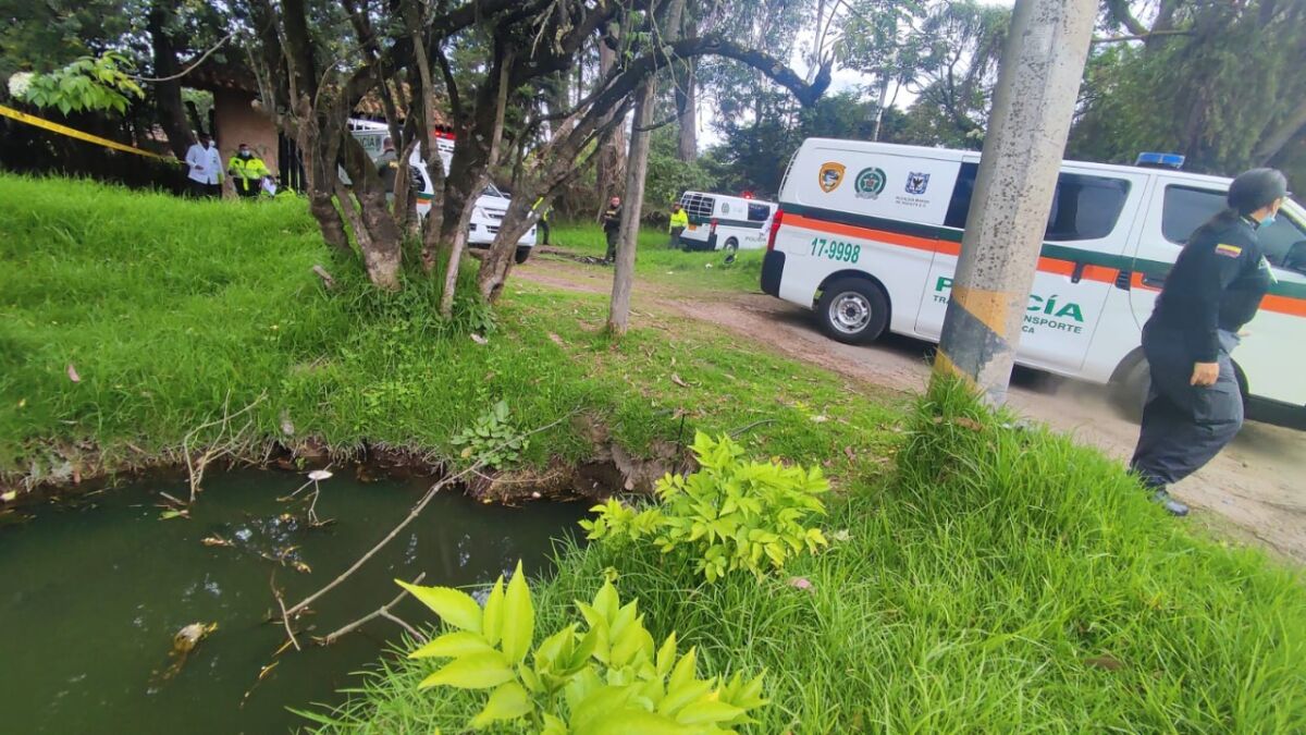 Hallan cadáver con golpes sobre la vía 1 Hallan cadáver con golpes sobre la vía El cadáver se encontraba boca arriba, no tenía heridas abiertas visibles, pero presentaba hematomas en diferentes partes, lo que da cuenta que su deceso se presentó a raíz de las lesiones que sufrió producto del accidente.