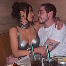 TOP 5: Famosas que encontraron el amor en hombres menores 1 TOP 5: Famosas que encontraron el amor en hombres menores A sus 30 años, la influenciadora dio el sí en el altar con Felipe Saruma, un creador de contenidos de 23 años. Aunque es siete años menor, el joven ha demostrado firmeza con su pareja y hasta la ayuda con la crianza de las dos hijas que ella tuvo con otros hombres.