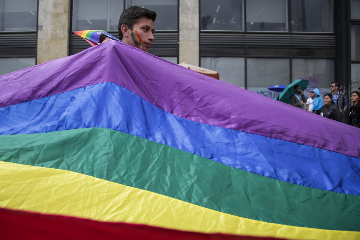 Convocan besatón tras caso de homofobia en Engativá Tras el reciente caso de homofobia que se presentó en la ciudad de Bogotá de varios inconformes con la situación, convocaron a una besatón este domingo 31 de julio.