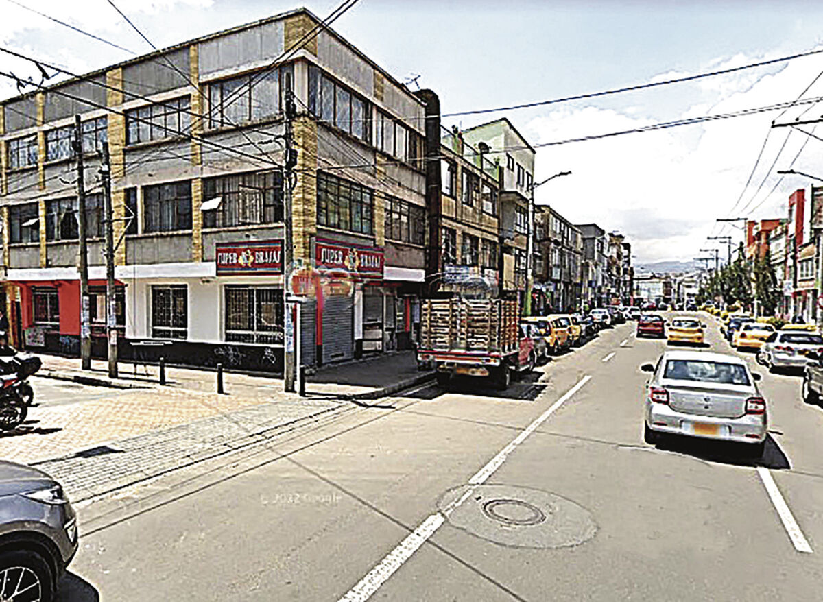 Asesinan a vendedor de mangos en la plaza del Restrepo Una carreta de mangos solitaria y un gran revuelo y miedo, dejó ayer un alevoso crimen a plena luz del día en la reconocida Plaza del Restrepo. Un andén gris que rodea el icónico sitio abierto quedó pintado de la sangre derramada de un comerciante de mangos, víctima de sicarios malacarosos.