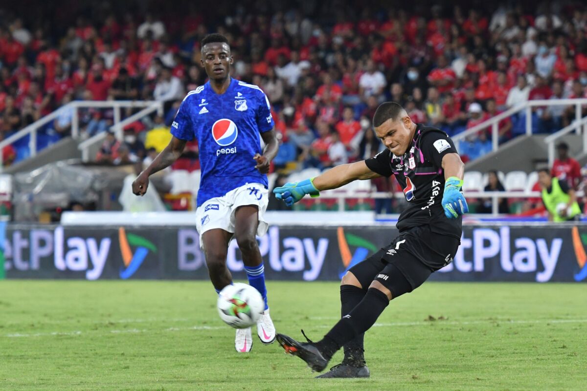 Millonarios cayó con el América y sigue cediendo puntos fuera de casa A Millonarios le está costando sacar buenos resultados de visitante. Este domingo perdió 3-2 con el América, en el estadio Pascual Guerrero de Cali, y sumó su segunda caída fuera de casa.
